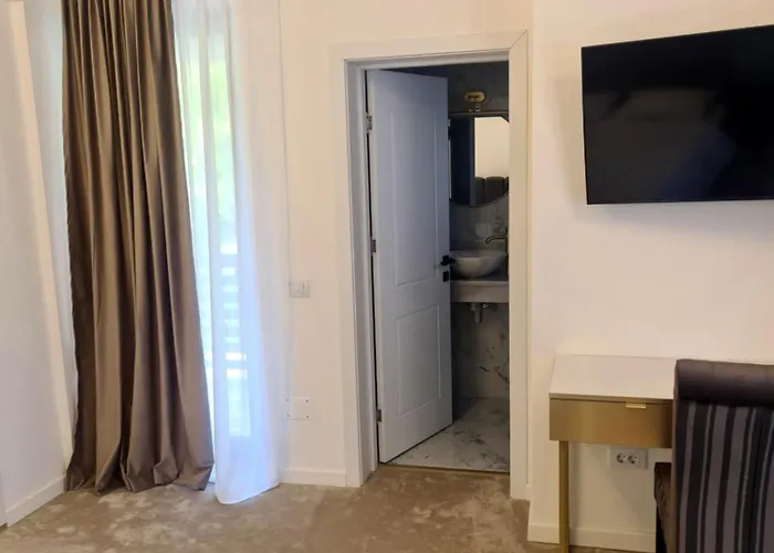 Jolie Boutique Corp B