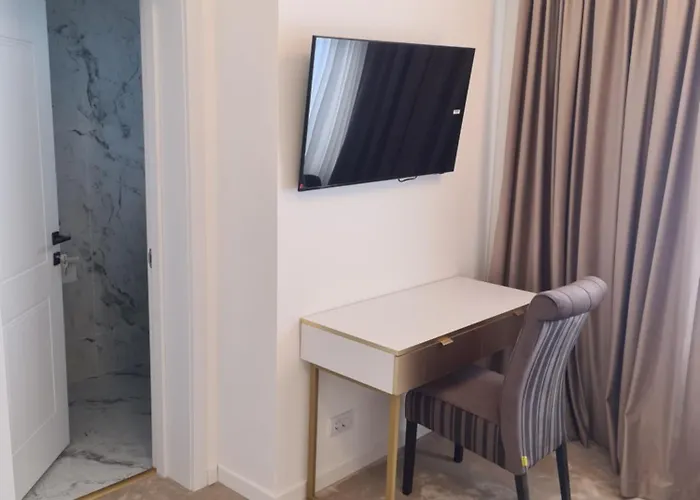 Jolie Boutique Corp B