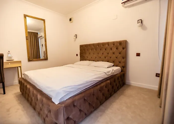 Jolie Boutique Corp B