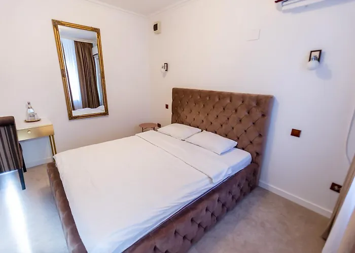 Jolie Boutique Corp B